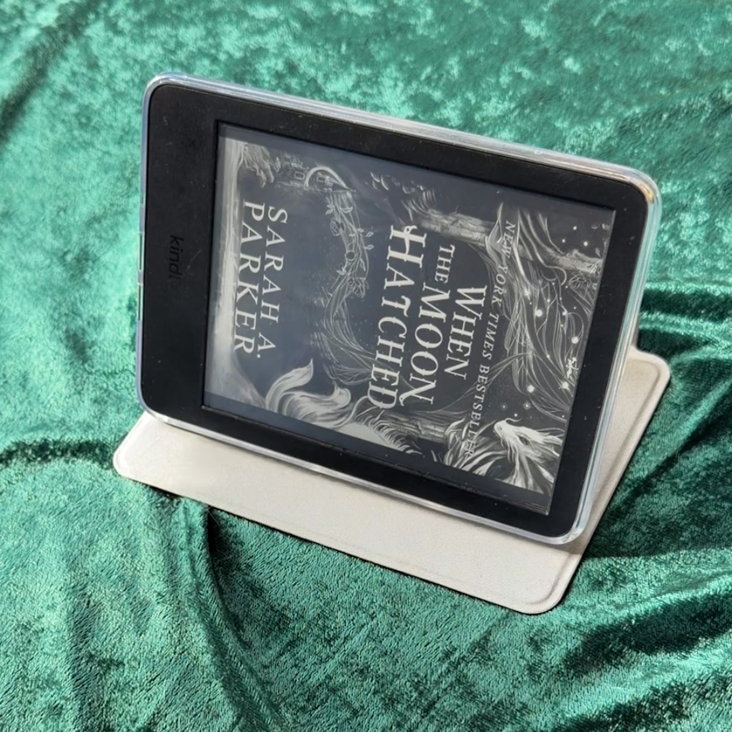 Swan Lake Magnetic Kindle Case